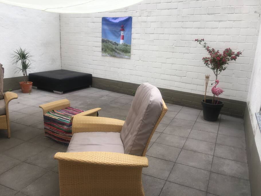 The terrace is on the back which means its nice and quite, but if you go out at the front door of the apartment it‘s the city, shops and bars