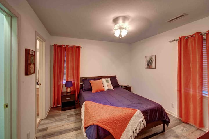 菠萝房-包括标准双人床、套内卫生间、电视，位于3楼。