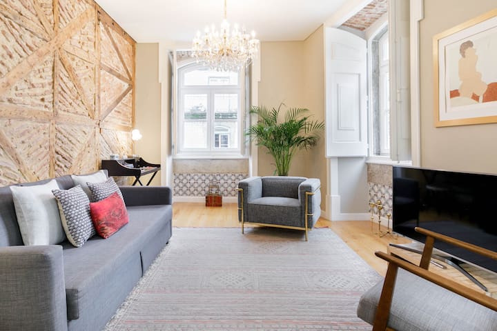 Alfama-Baixa Spacious and Bright Apartment Blends the Historic and Contemporary