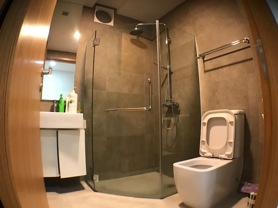 big and spacious bath