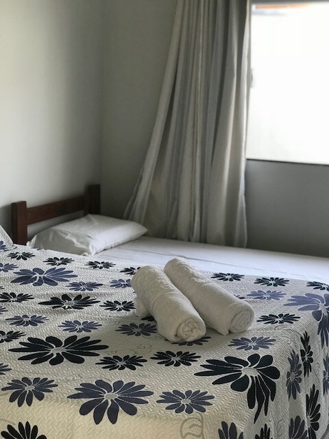 Kamer met een tweepersoonsbed en een eenpersoonsbed