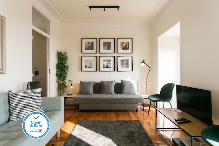 Downtown Alfama River View by Central Hill