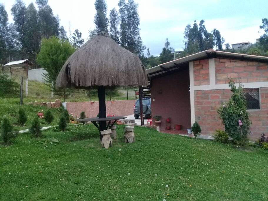 Mesa rústica con cubierta de paja.