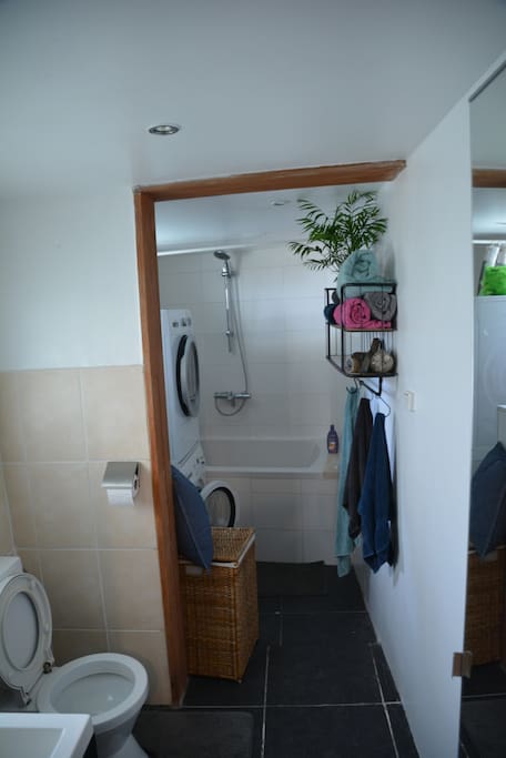 douche en toiletruimte met wasmachine en droger