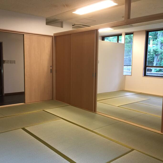 You can stay in this domitory space.