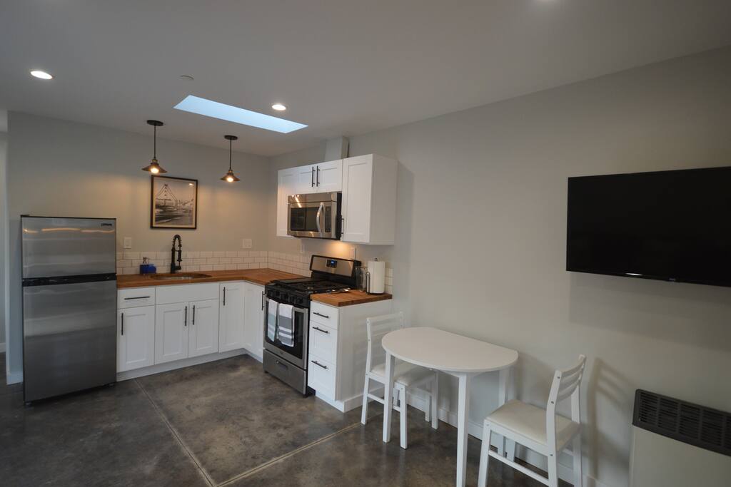 350 sq ft studio, smart tv, small dining table
