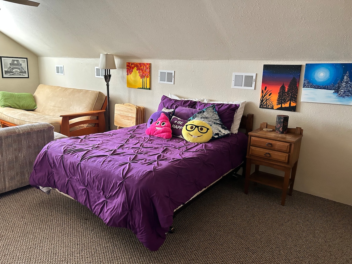 Veľká posteľ v podkroví na poschodí. K dispozícii je aj futón s prémiovým matracom veľkosti queen. V priestore sa môžu ubytovať štyri osoby (7) s dvoma na posteľ. Nafukovací matrac Queen je k dispozícii na požiadanie.