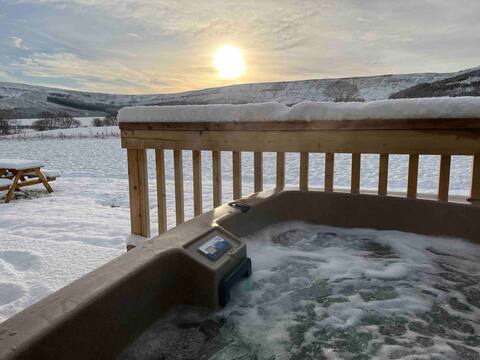 Hare luxury Shepherd Hut & private hot tub