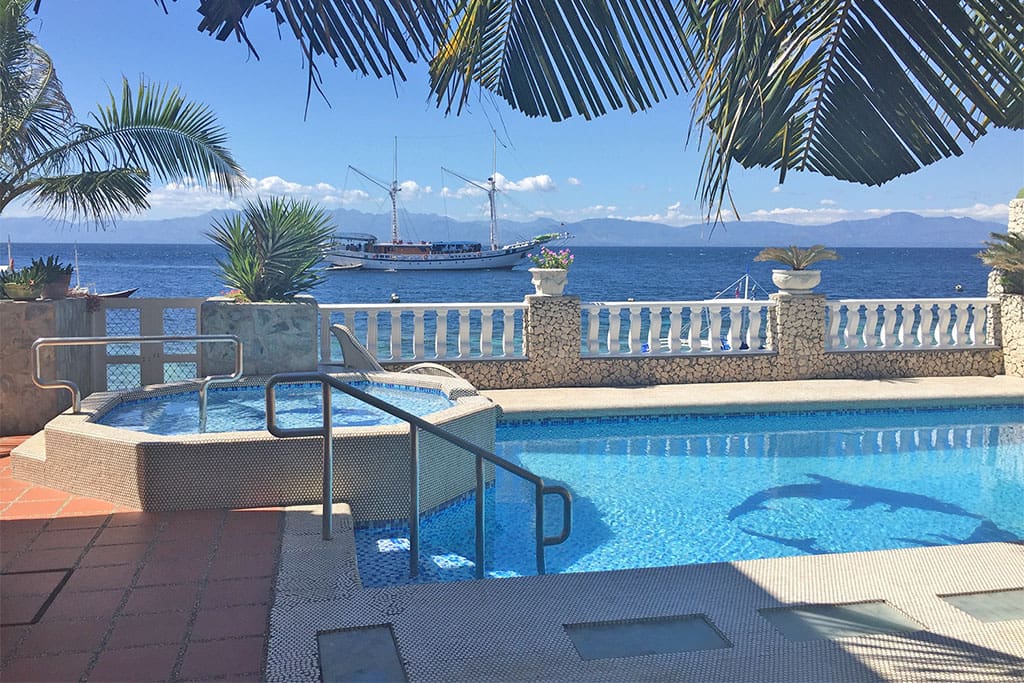 Swimming Pool right at the sea