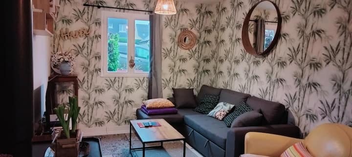 Divan në qoshe, tavolinë,kolltuk,televizor,kuti 