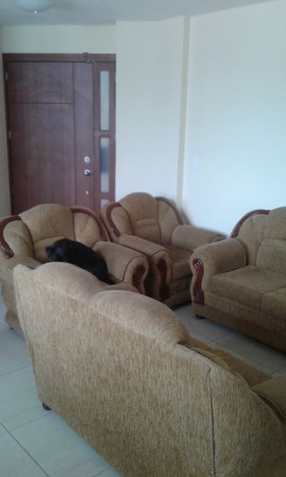 SALA CUENTA CON SEIS SILLONES Y UN EQUIPO DE SONIDO