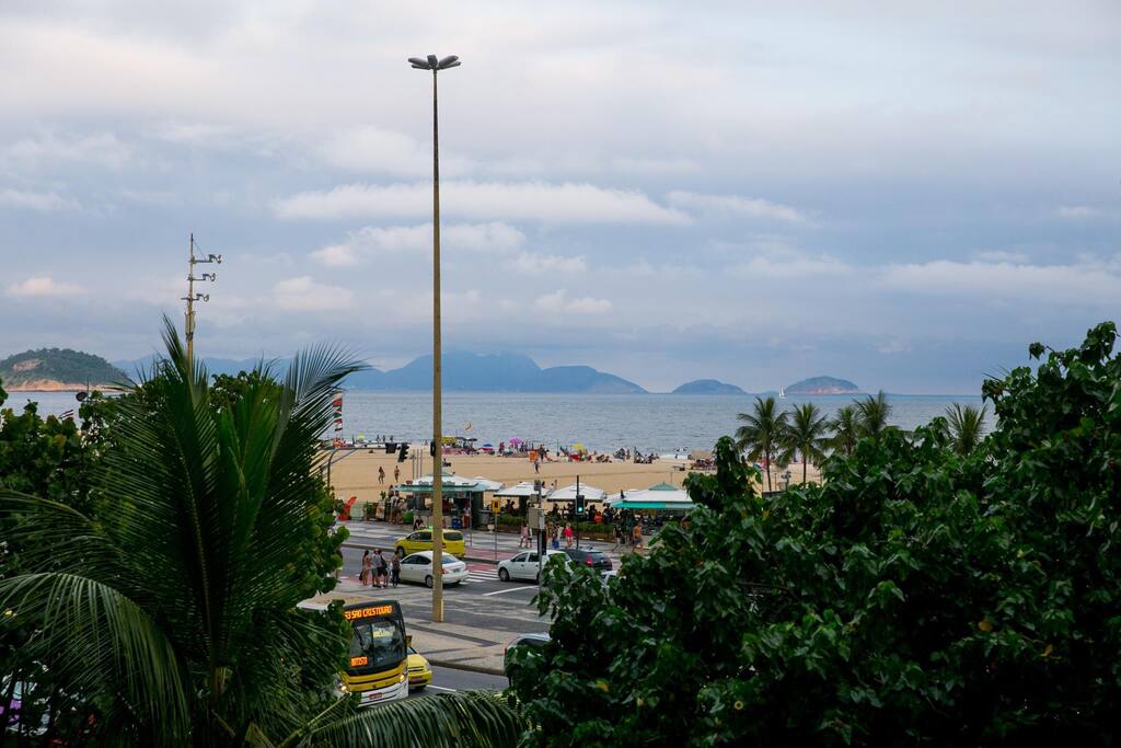 Vista da sala de estar da avenida atlântica e praia de Copacabana