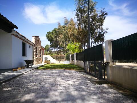 Comfortable Villa, 300mt from the beach!