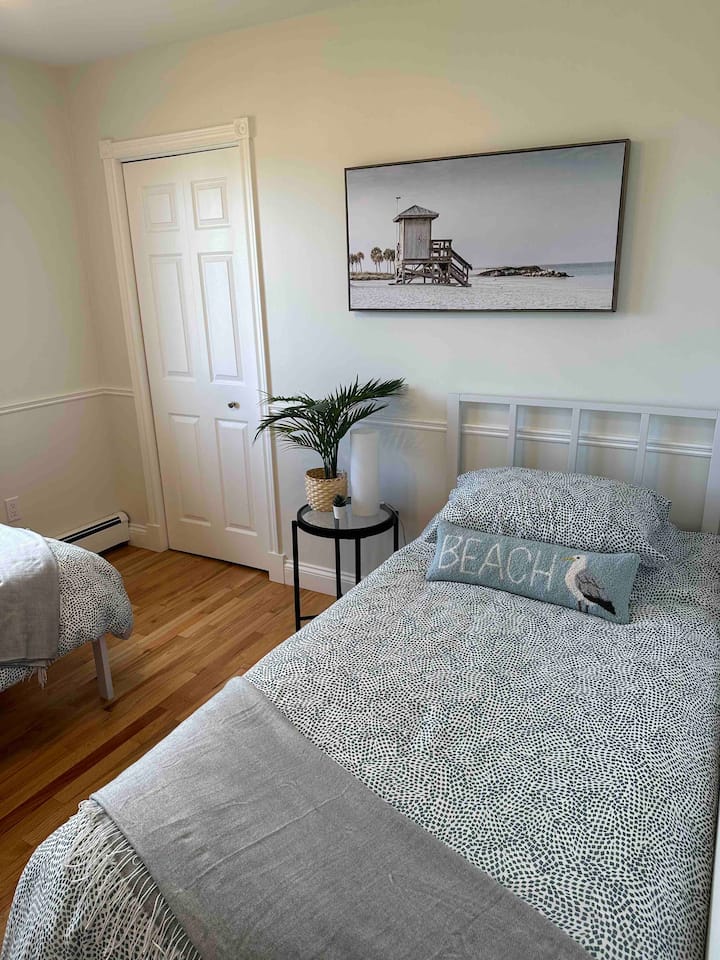 Chambre confortable avec 2 lits jumeaux.