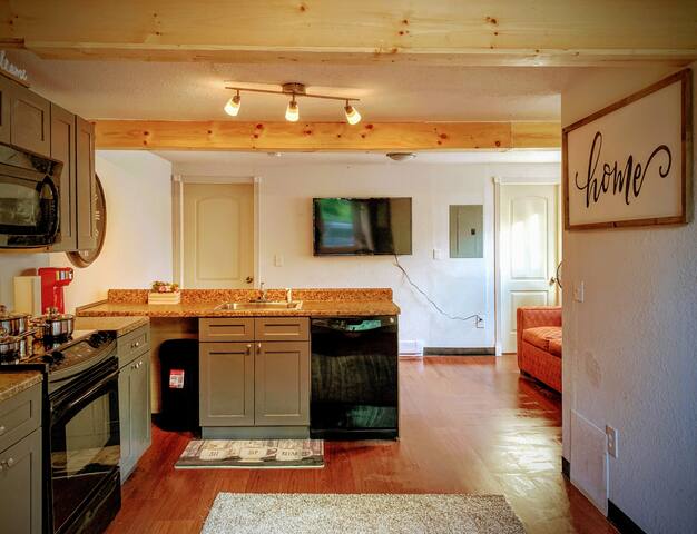 *CHARMING* New Cosy Corners Inn - 2 bed *NO FEES*