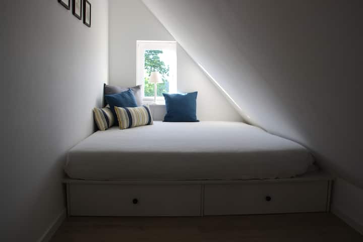 غرفة نوم صغيرة في الطابق العلوي (1.80 × 2 م)