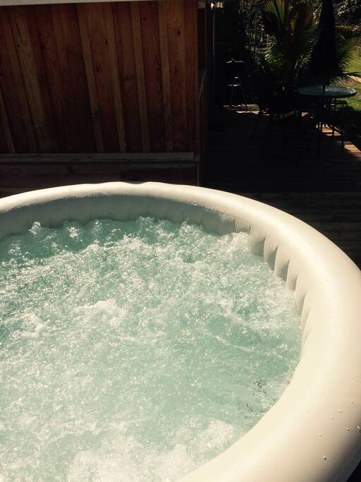 SPA 4 places CHAUFFE 38°, Filtration, Ph et Chlore vérifiés à chaque nouveau voyageur.Pour une détente assurer