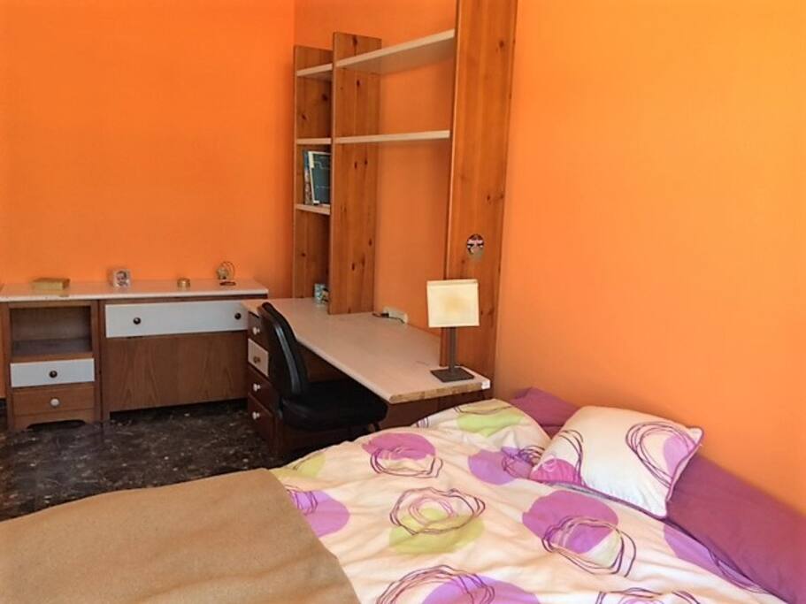 Habitación doble. con escritorio amplio para trabajar