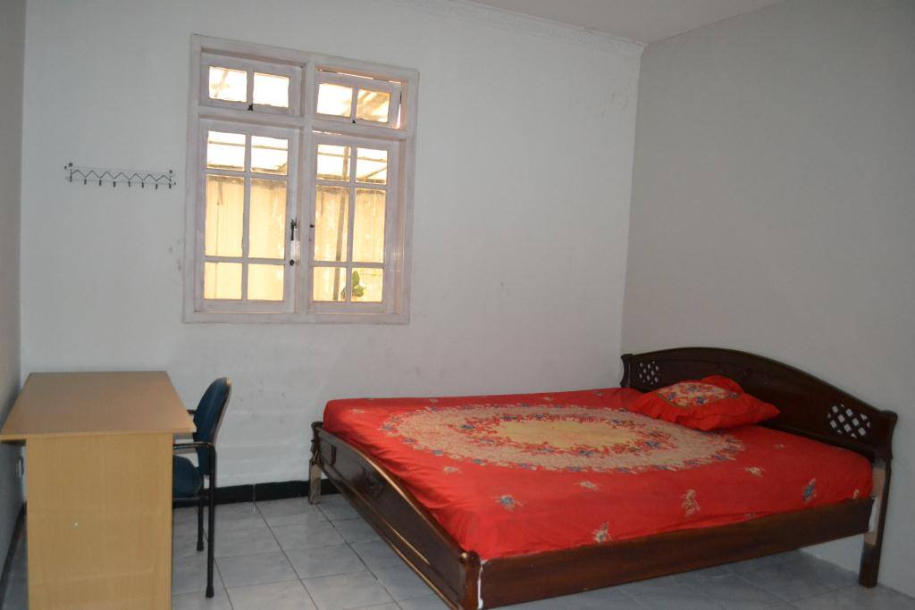 bedroom 4 x 3.5m with king size bed (1.8 m)