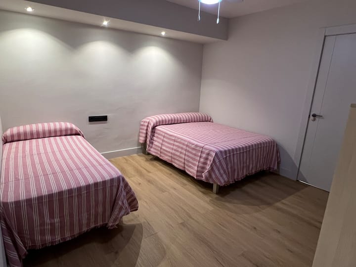 Unutrašnja spavaća soba s prozorom za osvjetljenje i klima-uređajem, stropnim ventilatorom i A\A