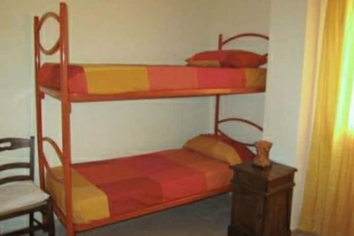 Спалня с 3 легла, може да се превърне в двойно легло 