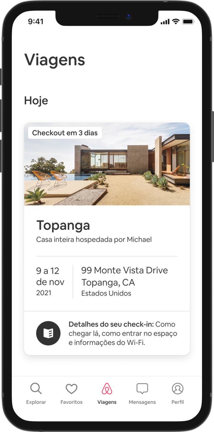 Um telefone celular mostra a aba Viagem de um hóspede, que mostra uma próxima viagem. Abaixo de um título que diz "Hoje", há uma imagem de uma casa no formato da letra A e, abaixo, há detalhes sobre a reserva do hóspede, como o nome do anúncio, os nomes dos anfitriões, o endereço e as datas da viagem. Na parte inferior da tela, há um botão que diz "Suas informações de check-in. Como chegar, como entrar e informações do Wi-Fi."