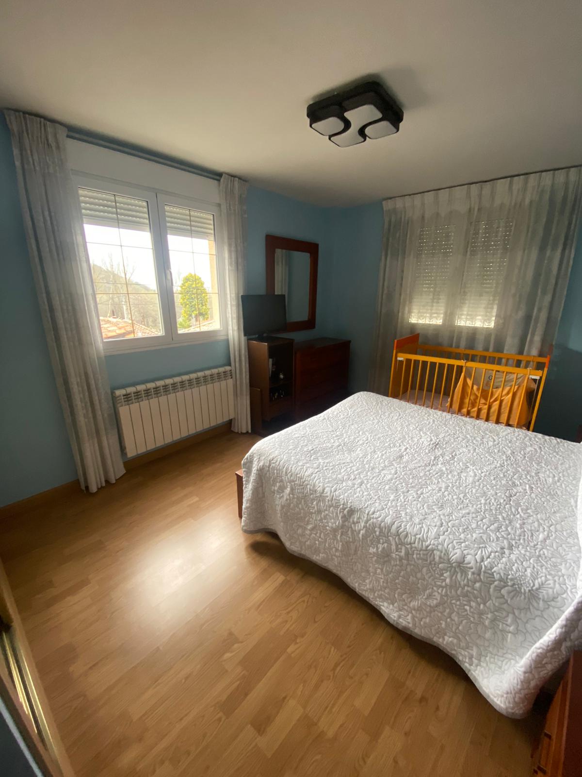 СОБА НА СРЕДЕН КАТ СО ДЕТСКО КРЕВЕТЧЕ