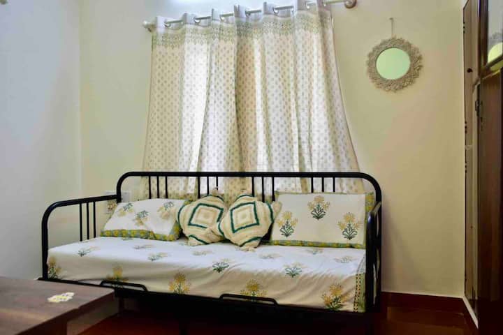 سرير أريكة من ايكيا. الأريكة تتحول إلى سرير مزدوج