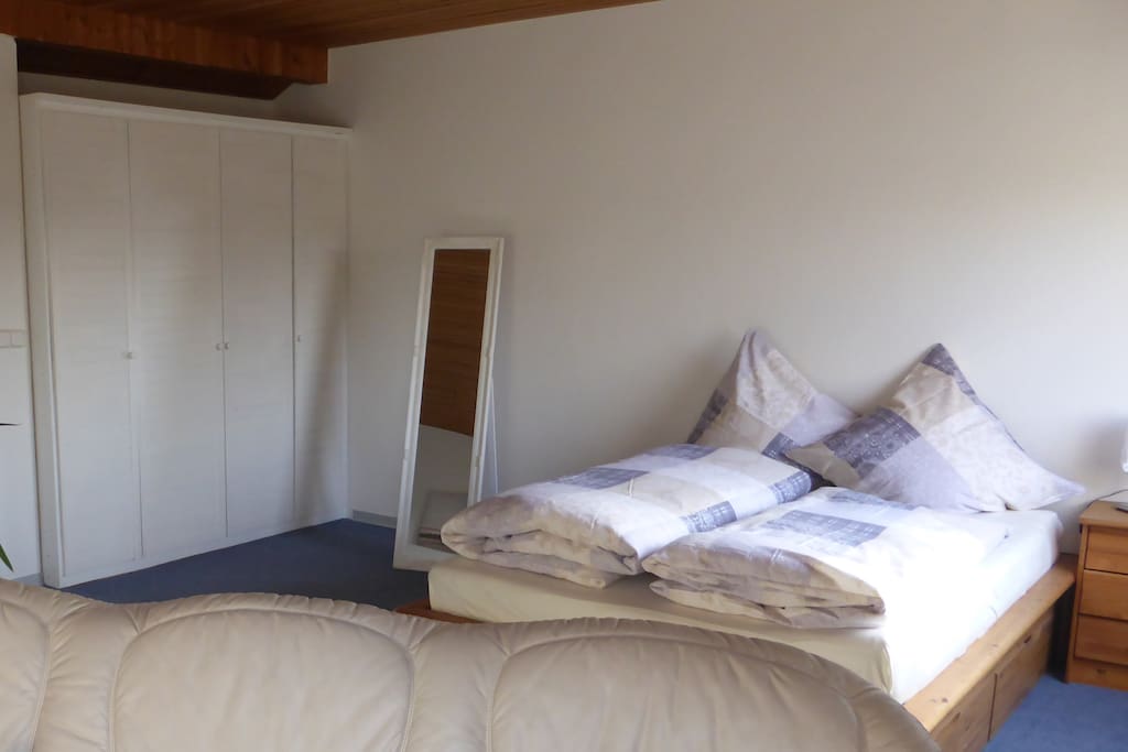 Bett mit Einbauschrank