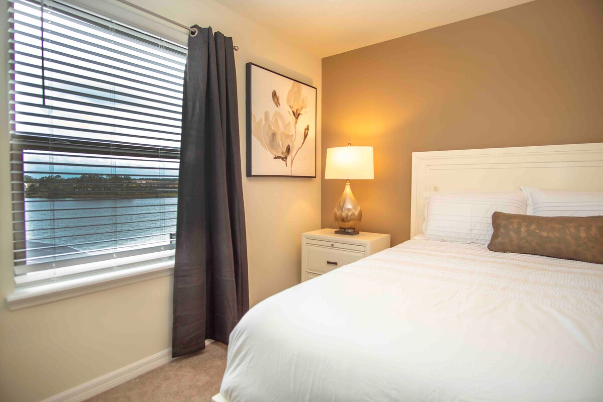 Ზემოთ საძინებელი 4 (ორადგილიანი საწოლი), ტბის ხედი, საზიარო სააბაზანო და საძინებელი 5.