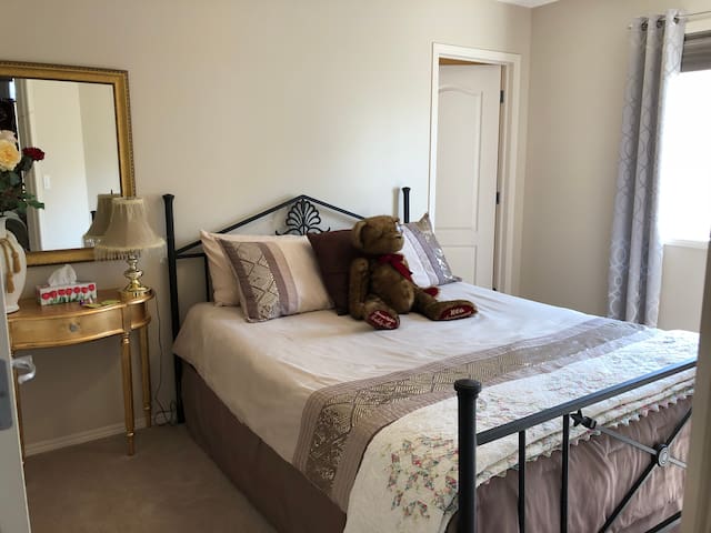 A Okotoks Comfortable Queen bed,TV Wi-Fi, kitchen