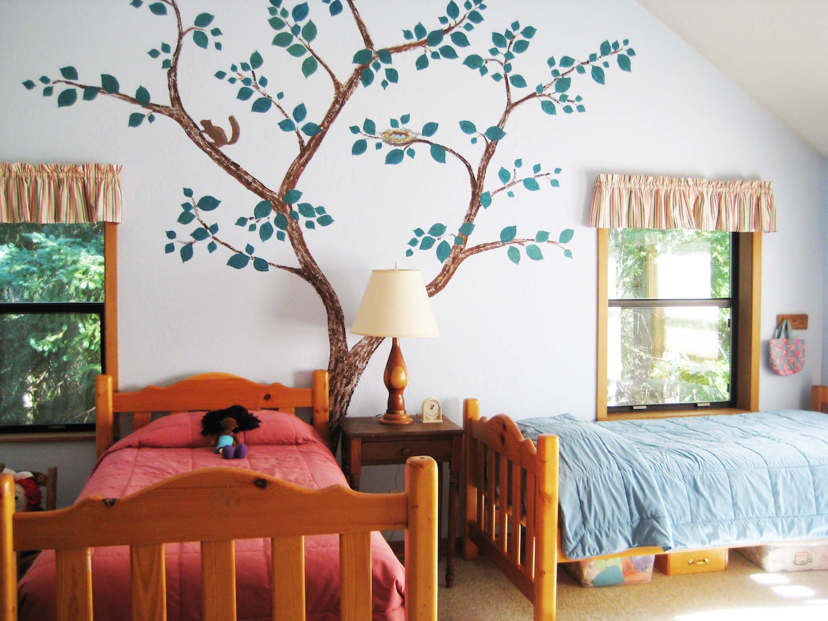 Голема соба со три двокреветни кревети.  Прекрасен поглед на заливот од прозорците на горниот кат.