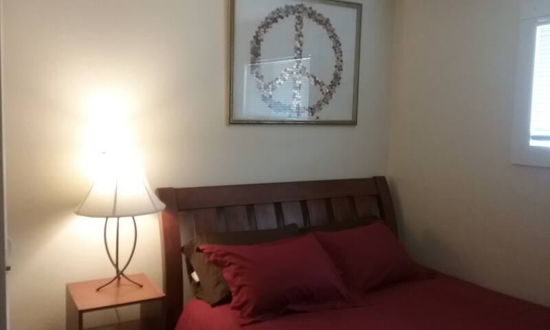 Best Location, Queen Bed w WiFi/ Big Desk t2
