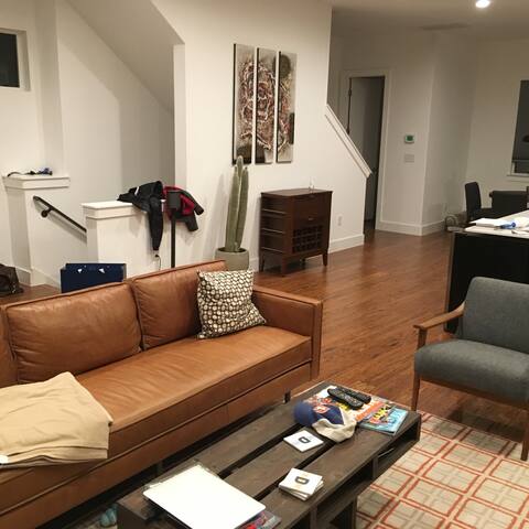 East Austin New Townhouse, perfect for F1 gallery image 2