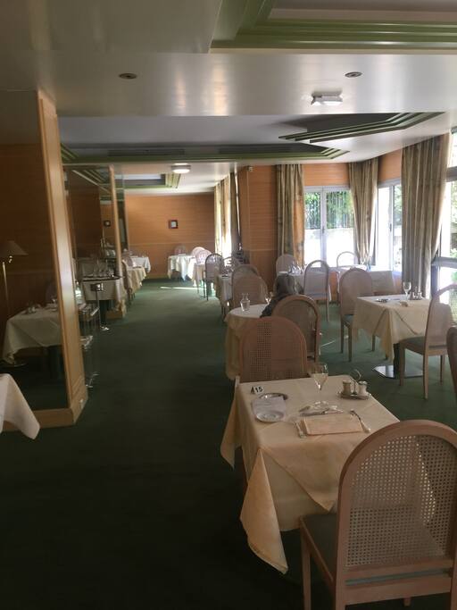 Réstaurant des résidents avec bar et salle de thé.