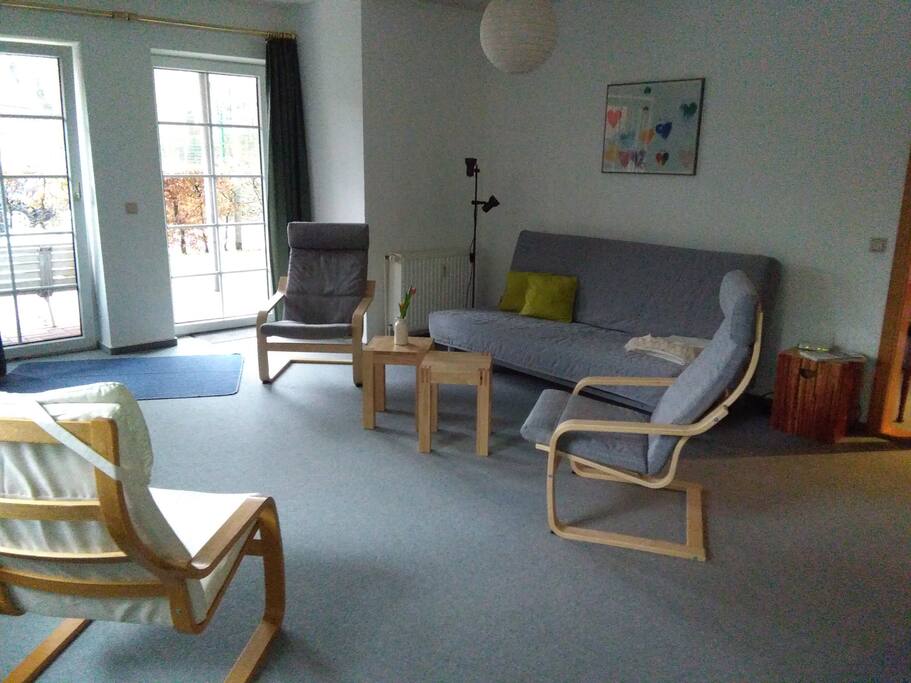 Großes Wohnzimmer mit TV