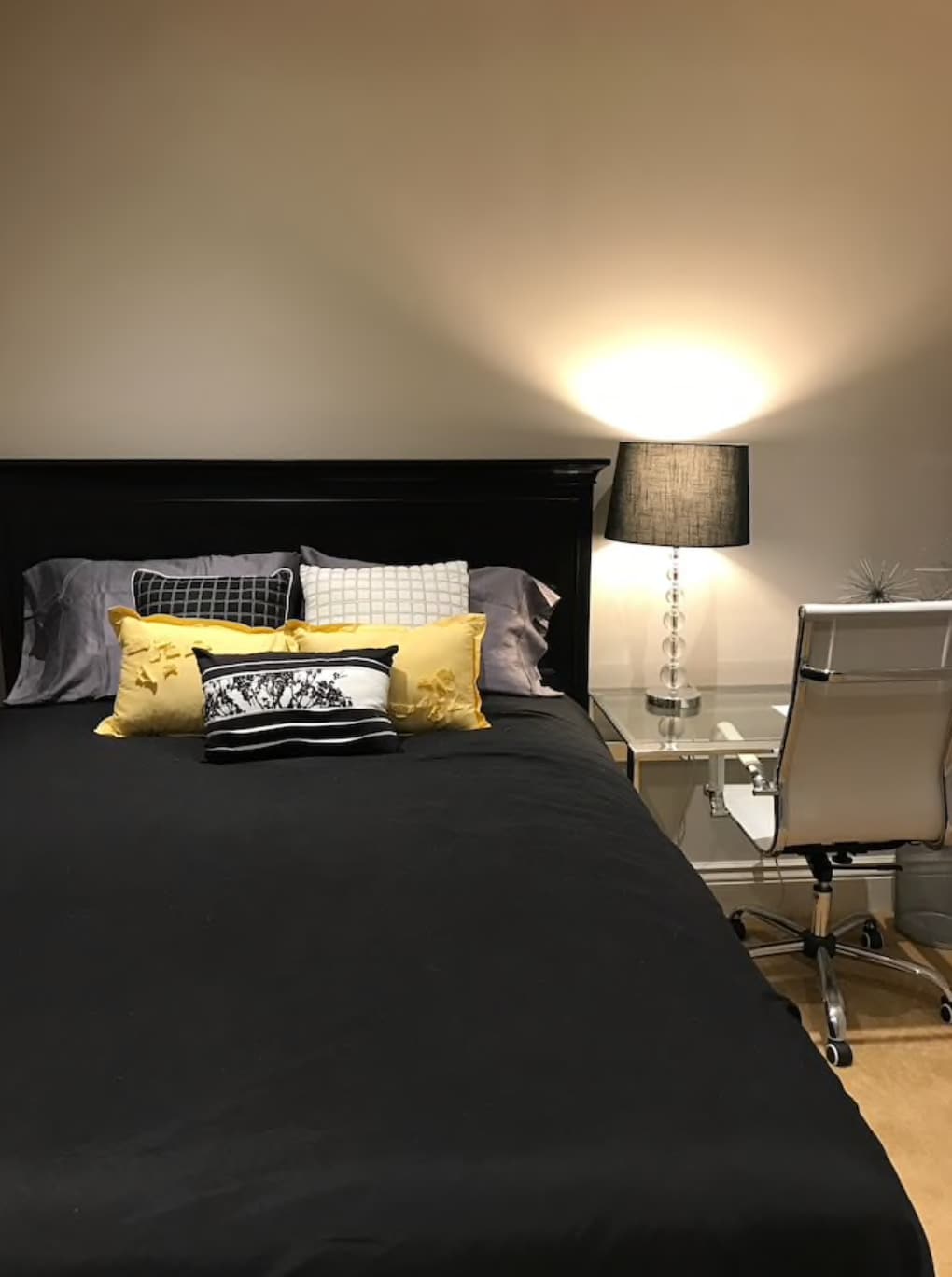 Súkromná spálňa so stolom, dverami a šatníkom.