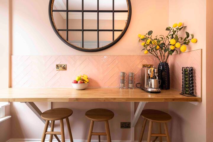 Luxury Old Town Flat on Iconic Cockburn Street gallery image 3