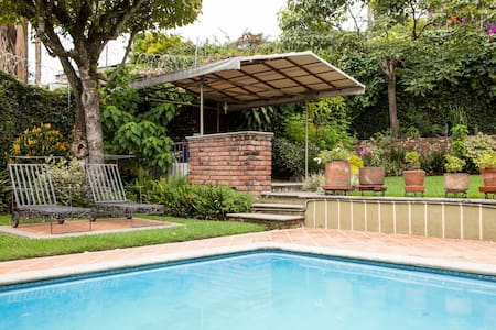 Bungalow colonial-con alberca