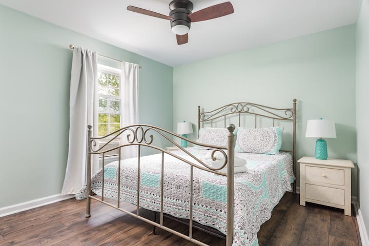 חדר שינה עם מיטת קווין סייז