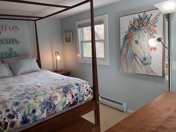 Spálňa s manželskou posteľou Queen vedľa hlavnej spálne