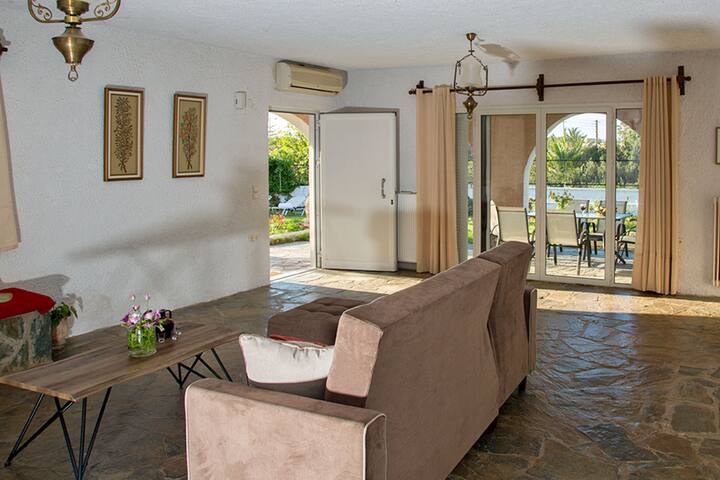 Golden Sea Villa, 5 BD, pool, 600m from sand gallery image 5