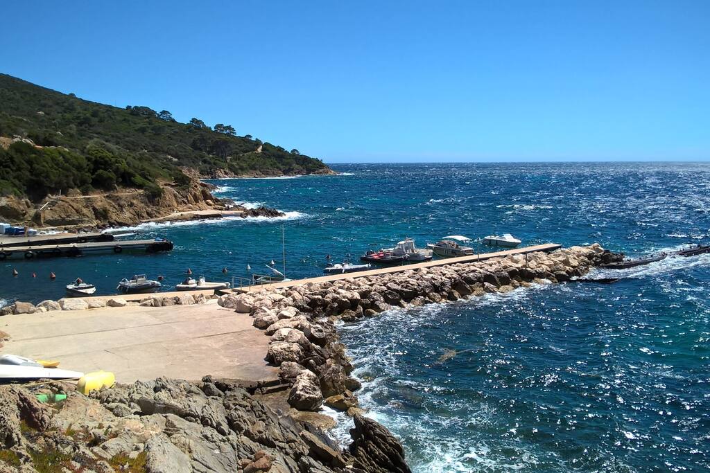 Le petit port à 5 mn à pied
