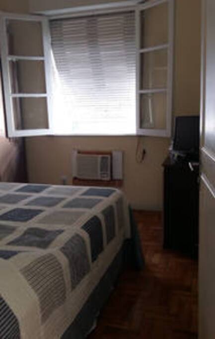 quarto com cama de casal e um cama de criança