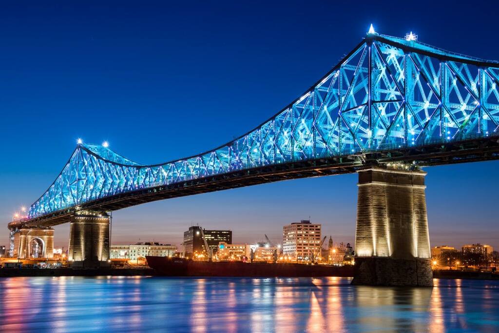 Vue agréable sur le pont jacque cartier
