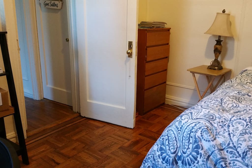 Dresser, Bedside table/Classic Lamp