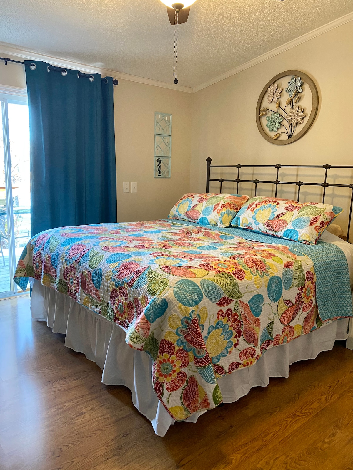 主卧配备加大双人床。 