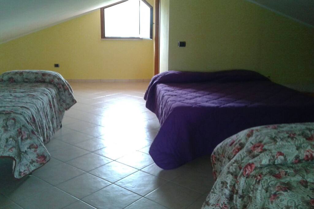 Mansarda per 6/8 persone con bagno giallo come in foto