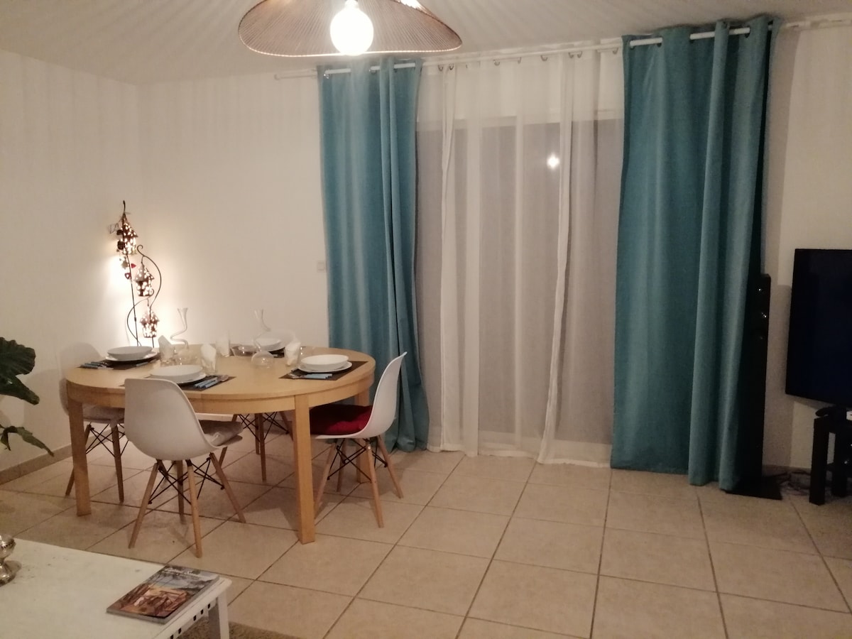 Dhoma e ndenjjes dhe zona e saj e ngrënies ( 6 vende) me pamje nga kopshti i jashtëm 