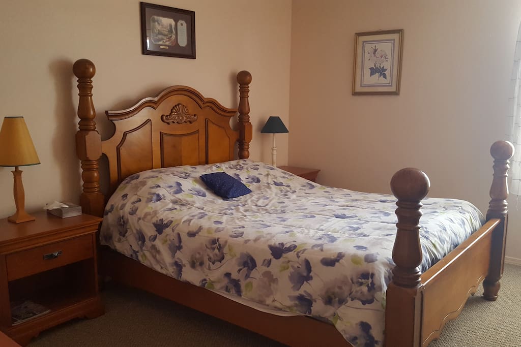 Private Bedroom 1 - Queen size bed